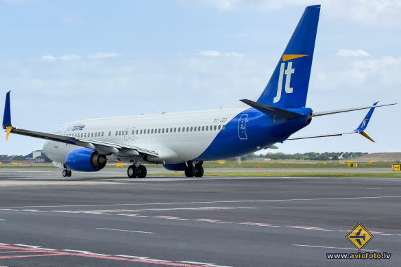 Boeing 737-8U3